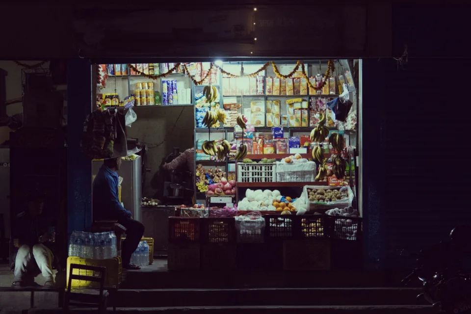 Kệ gạo và hàng khô